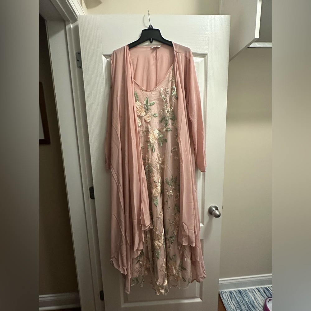 Elegant Pink Maxi Dress with Floral Embroidery